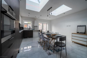 Modern 5 bed home in Ealing, free driveway parking, sleeps 8